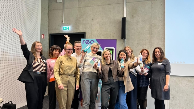 Mehrweg als Zukunftsmodell: Warum Lavera bei Verpackungen neue Wege geht - Sabine Kästner (5.v.l.), verantwortlich für Sustainability Management, Unternehmenskommunikation & Nachhaltigkeit bei der Laverana GmbH & Co. KG in Hannover - Quelle: Updedreht